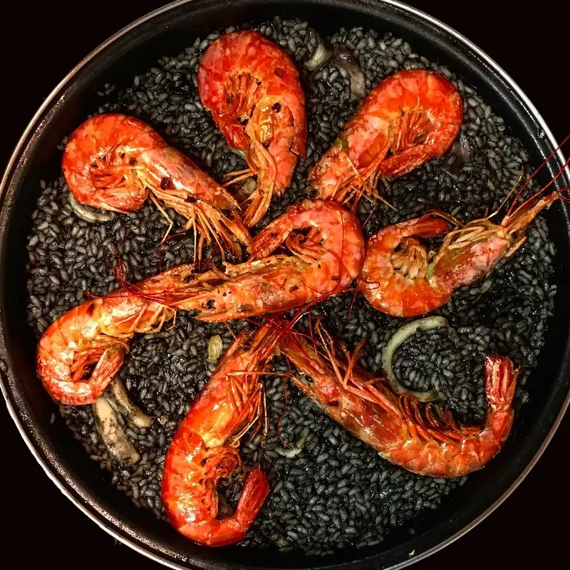 Riz noir calamars & crevettes
